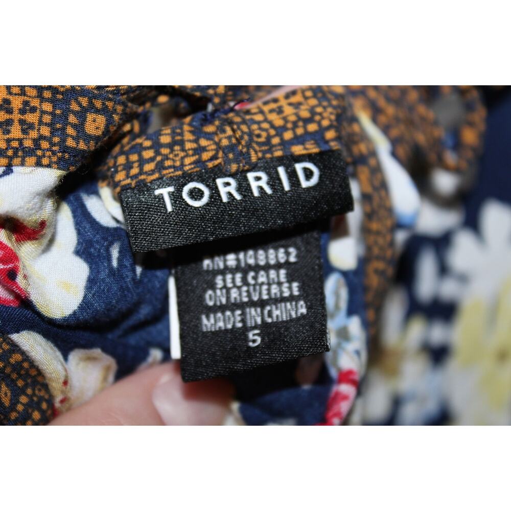 ✨2/$20 Torrid Lace Back Cami Top Navy Blue Multi-Colored Floral Plus Size 5 5X - Picture 9 of 16